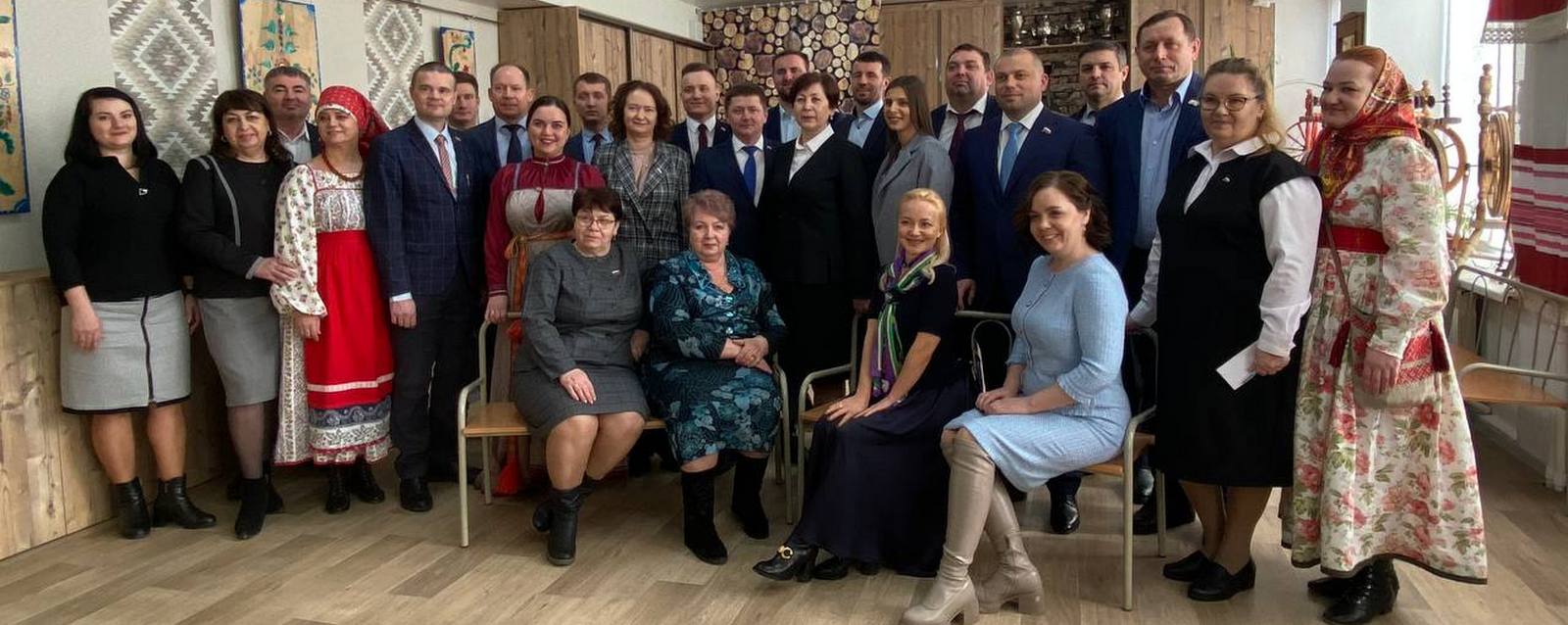 Барнаульских депутатов познакомили с русскими народными традициями